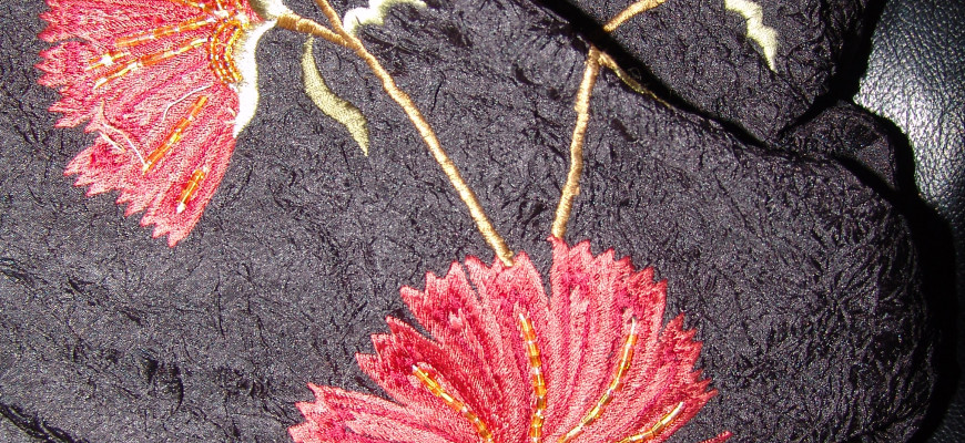 Dark floral patterns are an autumn trends